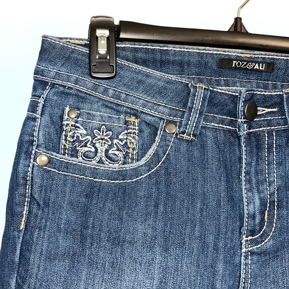 Roz&Ali Jean capris with design on front pocket and back pockets like new - Picture 2 of 5